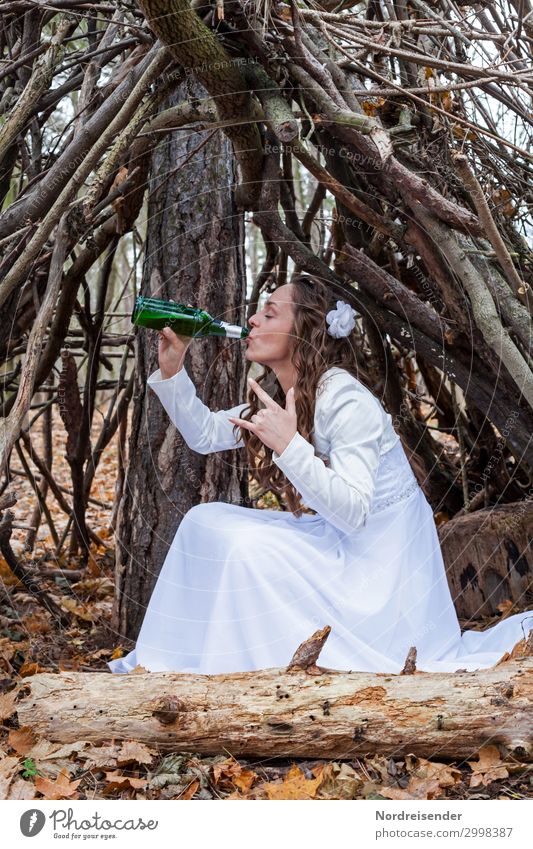 Ich bin dann mal weg .... Getränk trinken Bier Flasche Lifestyle Freude Feste & Feiern Hochzeit Mensch feminin Junge Frau Jugendliche Erwachsene Leben Baum Park