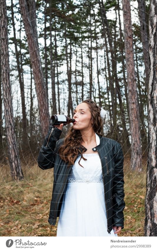 Bikerbraut Getränk trinken Bier Flasche Lifestyle Stil Feste & Feiern Hochzeit Mensch feminin Junge Frau Jugendliche Erwachsene Leben 1 18-30 Jahre 30-45 Jahre