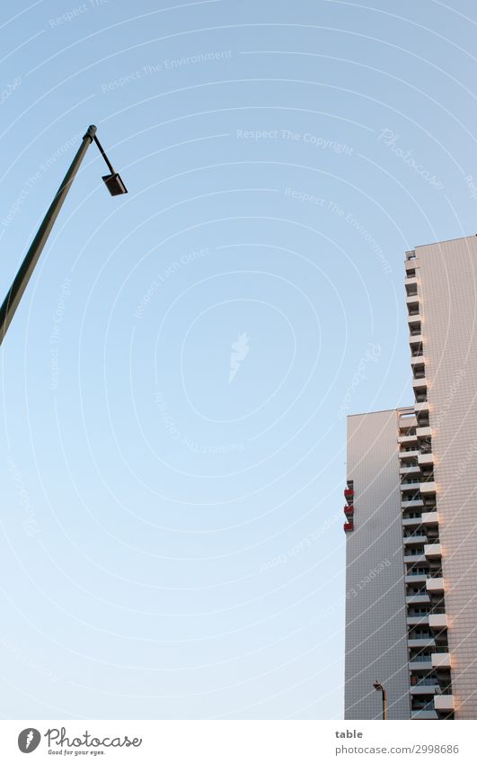 Laterne vs. Hochhaus Straßenbeleuchtung Energiewirtschaft Schönes Wetter Hauptstadt bevölkert Menschenleer Haus Bauwerk Architektur Fassade Balkon Stein Beton