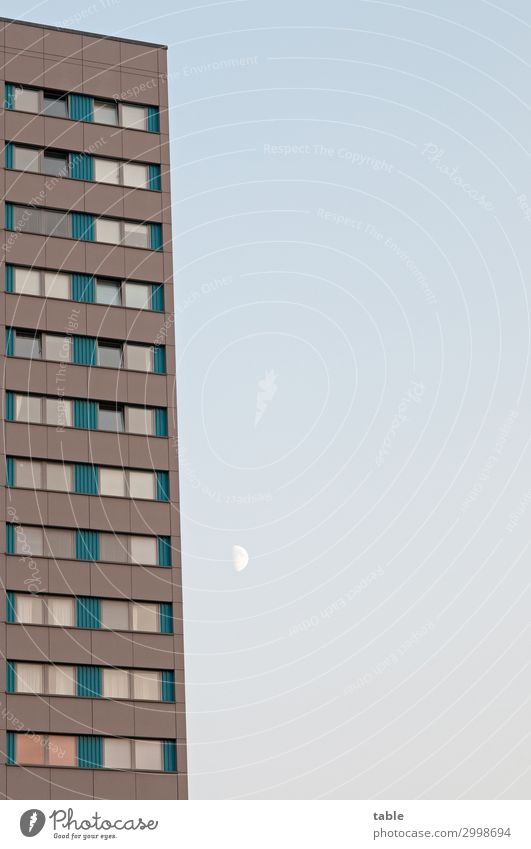 nahmnd . . . Reichtum Wohnung Haus Umwelt Himmel Wolkenloser Himmel Mond Stadt Hauptstadt bevölkert Bauwerk Gebäude Architektur Hochhaus Mauer Wand Fassade