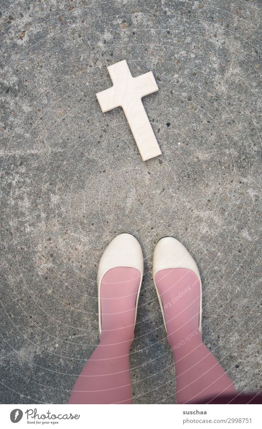 holzkreuz und beine in rosa strümpfen Kreuz Beine Füße Ballerinas Strümpfe weiblich Straße Asphalt stehen skurril Schuhe seltsam Damenschuhe Frau