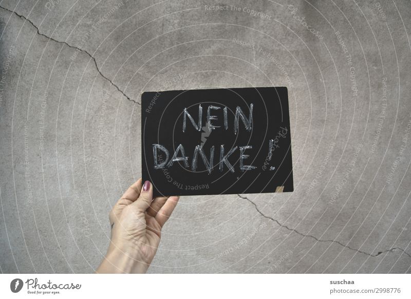 nein danke! Nein Danke nein Danke Ablehnung Tafel Schrift Wort Buchstaben Mauer Riss Hand Finger halten Aussage nein sagen Impfpflicht Entmündigung