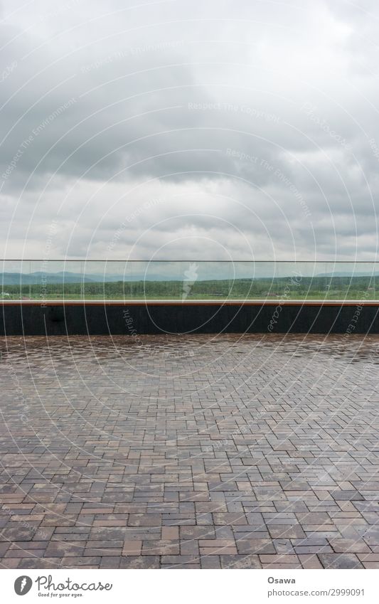 Brüstungspanorama Platz Geländer Glas Glasbrüstung Pflastersteine Landschaft Aussicht Panorama (Aussicht) Wolken bedeckt nass Regen Regenwasser