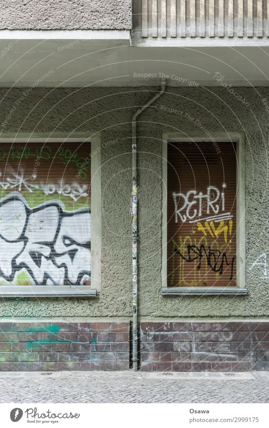 Balkonentwässerung Haus Gebäude Altbau Fenster Jalousie Wohnhaus Erdgeschoss Straße Kopfsteinpflaster Sockel Rauputz Fassade Röhren Fallrohr Graffiti