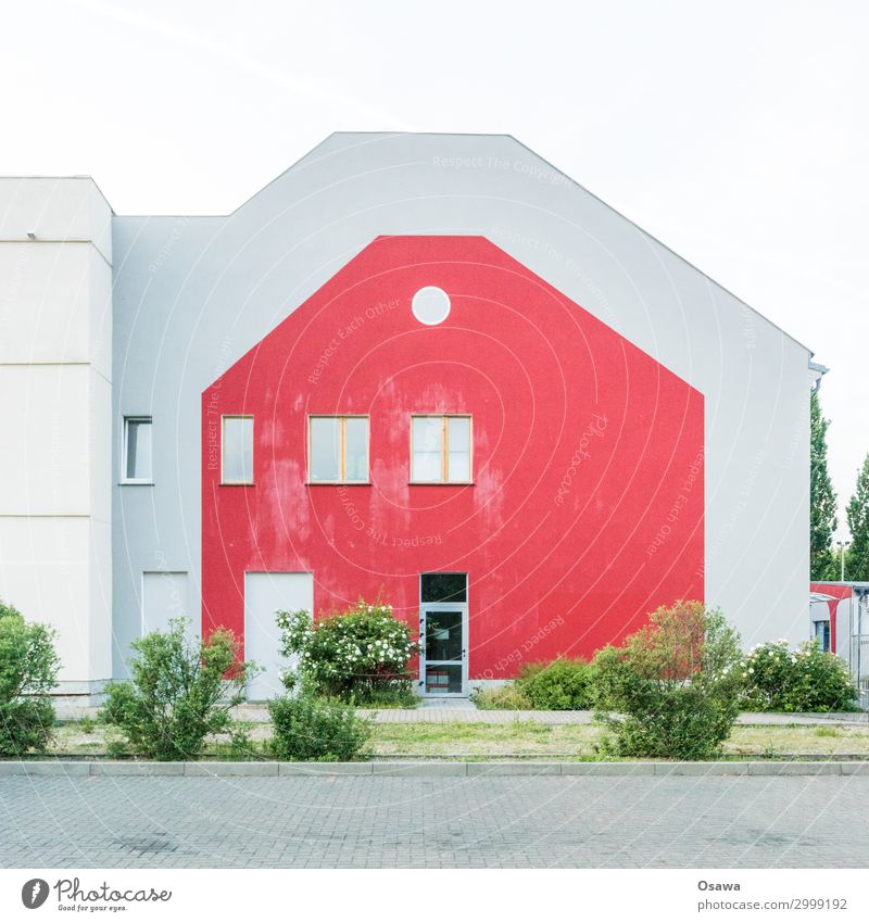 Haus im Haus Stadt Stadtrand Menschenleer Bauwerk Gebäude Architektur Fenster Tür Häusliches Leben Fassade rot grau Fensterkreuz Perspektive grün Sträucher