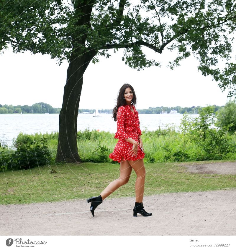 Jessica feminin Frau Erwachsene 1 Mensch Wasser Baum Park Seeufer Außenalster Kleid Stiefel brünett langhaarig drehen gehen Lächeln lachen Blick selbstbewußt