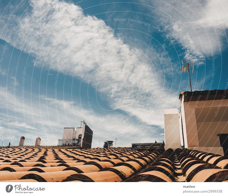 Balkonien Stadt Menschenleer Haus Mauer Wand Terrasse Kamin Dach Schornstein blau braun grau weiß Himmel Wolken Antenne Farbfoto Außenaufnahme