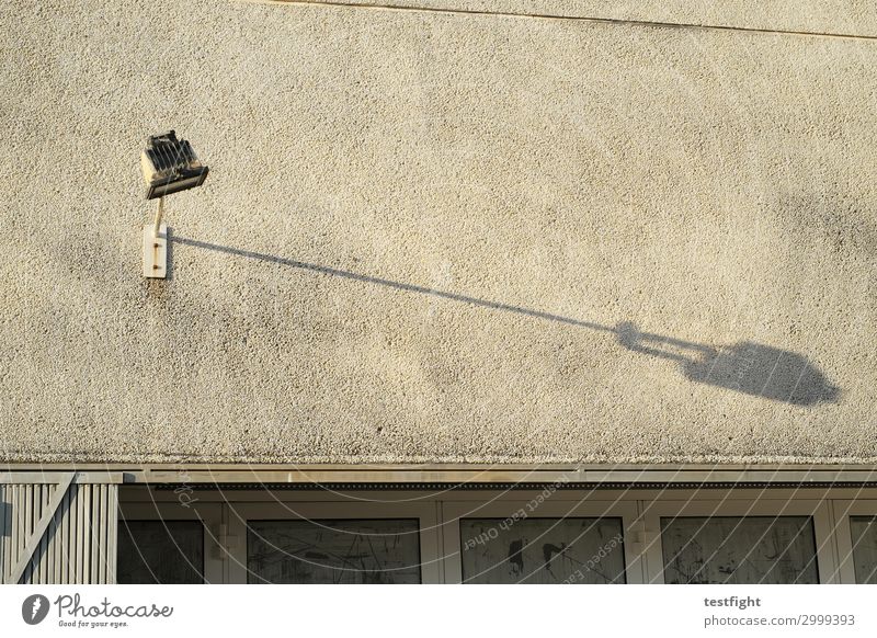 schatten Stadt Haus Bauwerk Gebäude Architektur Mauer Wand Fassade alt Licht Lampe Beleuchtung Fenster Sonne Schattenspiel Außenaufnahme Textfreiraum oben