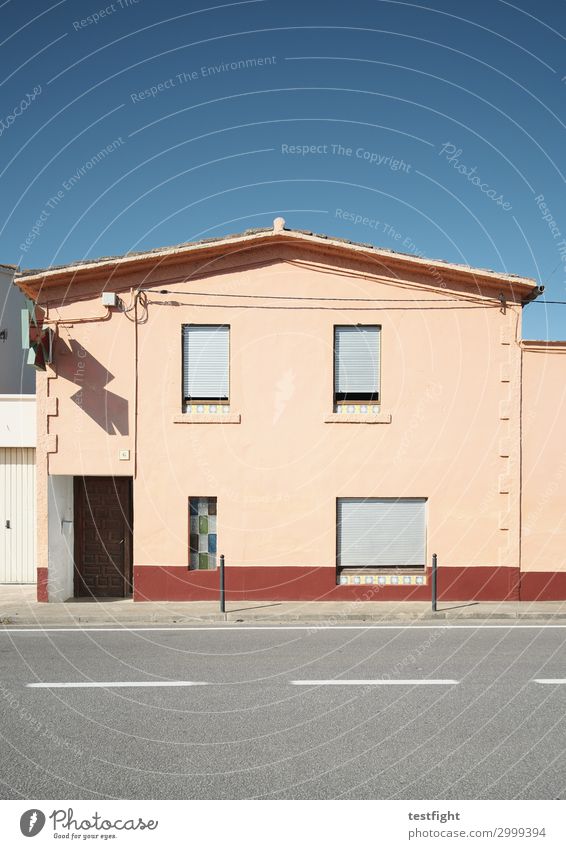 häuser Himmel Sonne Sommer Kleinstadt Stadt Haus Einfamilienhaus Bauwerk Gebäude Architektur Mauer Wand Fenster Tür Verkehrswege Straße alt trist Rollladen