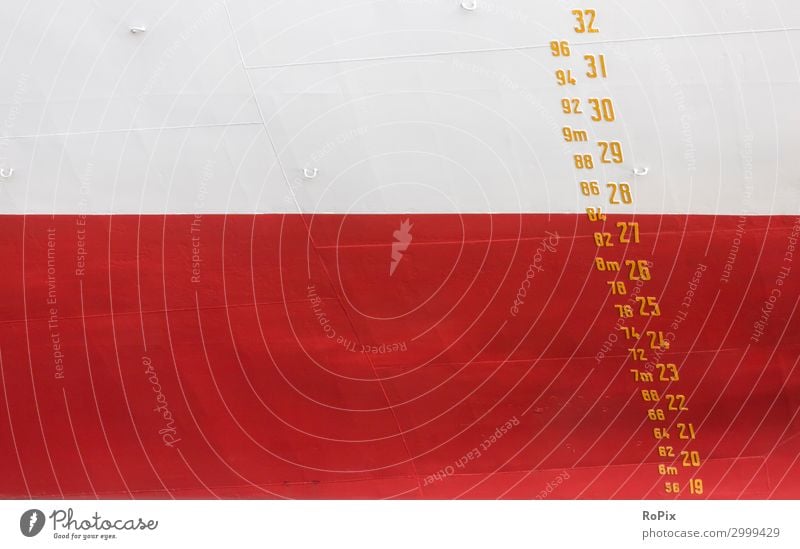 Tiefgangskala am Rumpf eines Frachters. Skala Beschriftung Anker Schiff Schiffsrumpf Seefahrt ship anchor Technik Eisen Stahl Gewicht Frachtschiff Hafen Harbour