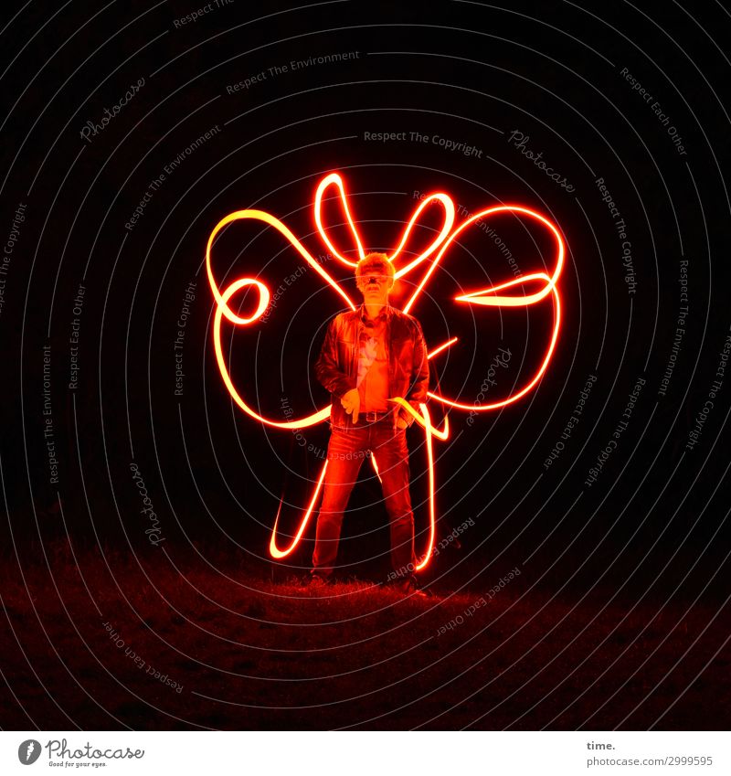 red man standing (I) Kunst Theaterschauspiel Lichtkunst Wiese Hose Jacke kurzhaarig stehen warten dunkel gruselig Willensstärke Ausdauer standhaft Abenteuer