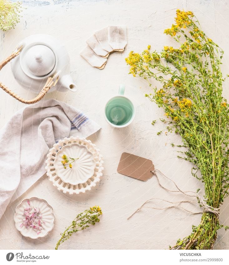 Weiße Teekanne , Tasse und Teebeuteln mit Kräutertee Lebensmittel Kräuter & Gewürze Getränk Heißgetränk Stil Design Gesundheit Gesundheitswesen Behandlung