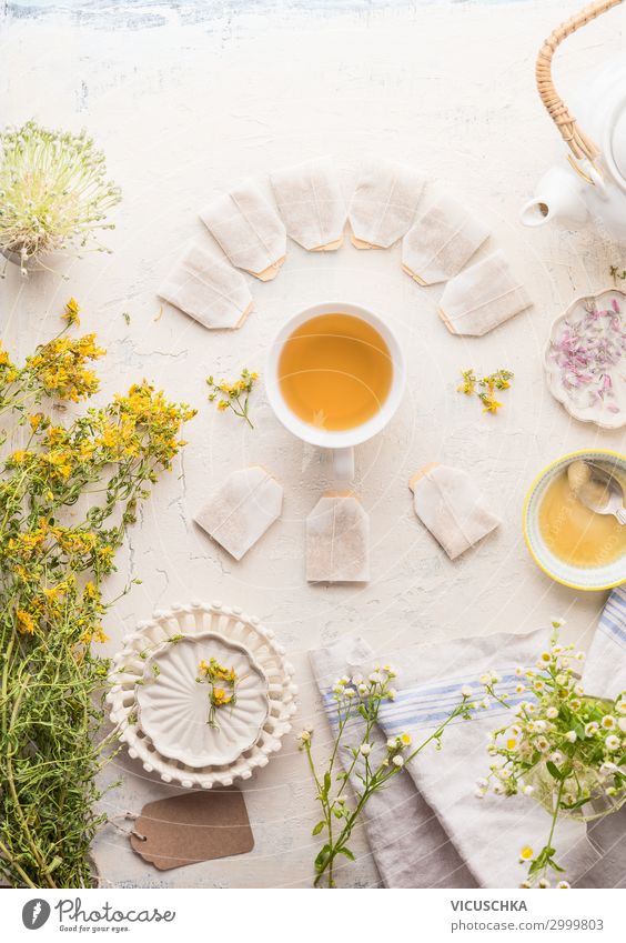 Tasse Kräutertee mit Rahmen von Teebeuteln Lebensmittel Kräuter & Gewürze Bioprodukte Getränk Heißgetränk Geschirr Stil Gesundheit Gesunde Ernährung Pflanze