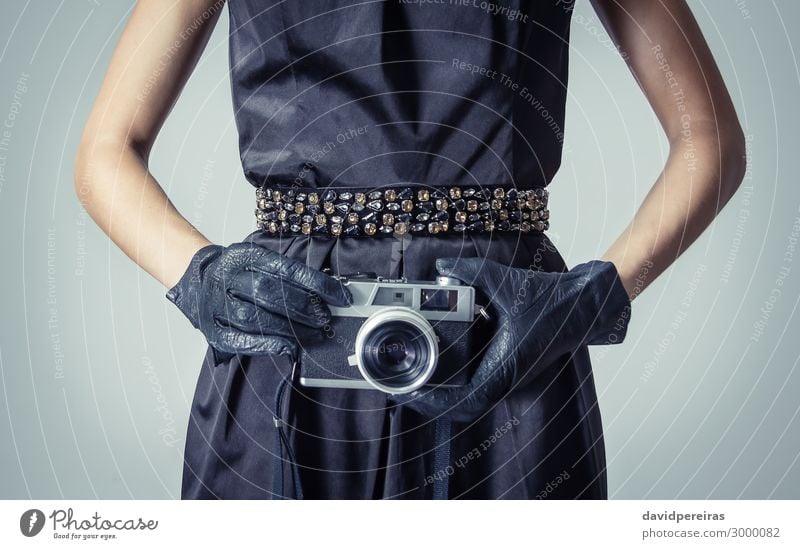 Schönes Mode-Mädchen mit einer analogen Fotokamera Reichtum elegant Stil schön Körper Haare & Frisuren Haut Gesicht Schminke Tapete Frau Erwachsene Lippen Hand