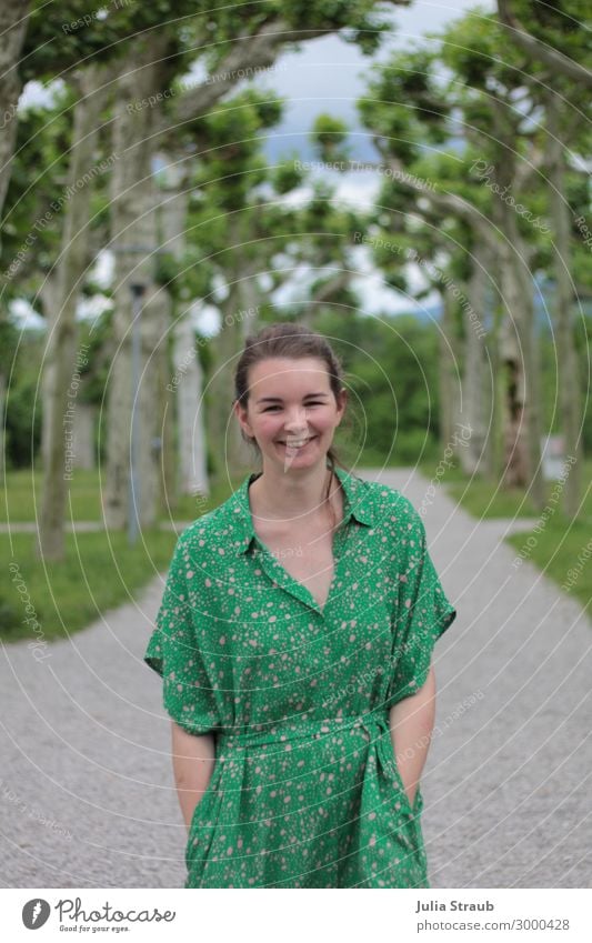 Platanengarten Frau Kleid Weg feminin Erwachsene 1 Mensch 30-45 Jahre Natur Sommer Baum Park Herreninsel brünett langhaarig Zopf drehen lachen laufen