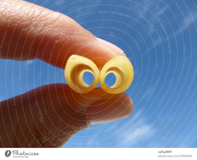 Durchblick... Lebensmittel Teigwaren Backwaren Nudeln Finger Himmel beobachten festhalten Blick Fernglas hart Röhren Loch hypnotisch Farbfoto Außenaufnahme Tag