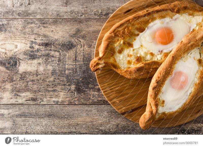 Traditioneller georgischer Adjarianer khachapuri Lebensmittel Käse Brot Ernährung gut "khachapuri traditionell Ei Mozzarella Feta Mozzarella-Käse Frühstück