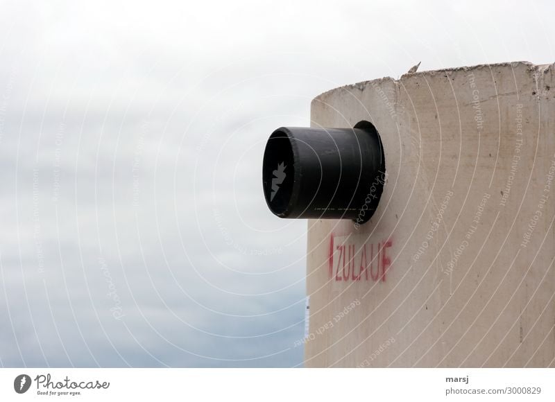 Zulauf Rohrleitung Sickerschacht Schacht Plastikrohr Beton Kunststoff außergewöhnlich einfach kalt rund schwarz Baustelle Farbfoto Gedeckte Farben Außenaufnahme