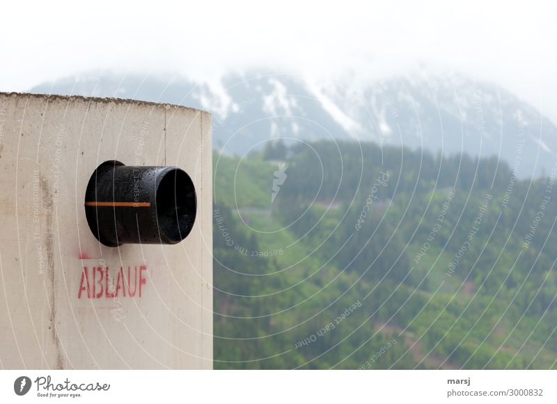 Ablauf Beton Kunststoff Zeichen rund schwarz Abfluss Farbfoto Gedeckte Farben Außenaufnahme Menschenleer Textfreiraum rechts Morgen Tag Kontrast