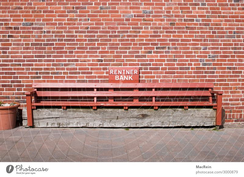 Rentner Bank Freizeit & Hobby Ferien & Urlaub & Reisen Backstein sitzen frei Pause Holzbank Steinwand Wand Text Farbfoto Außenaufnahme Menschenleer