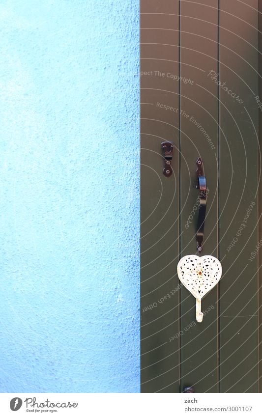 blau | schwarz Häusliches Leben Haus Fischerdorf Altstadt Mauer Wand Fassade Fenster Tür Holz Herz rosa Venedig Burano Italien Farbfoto Außenaufnahme