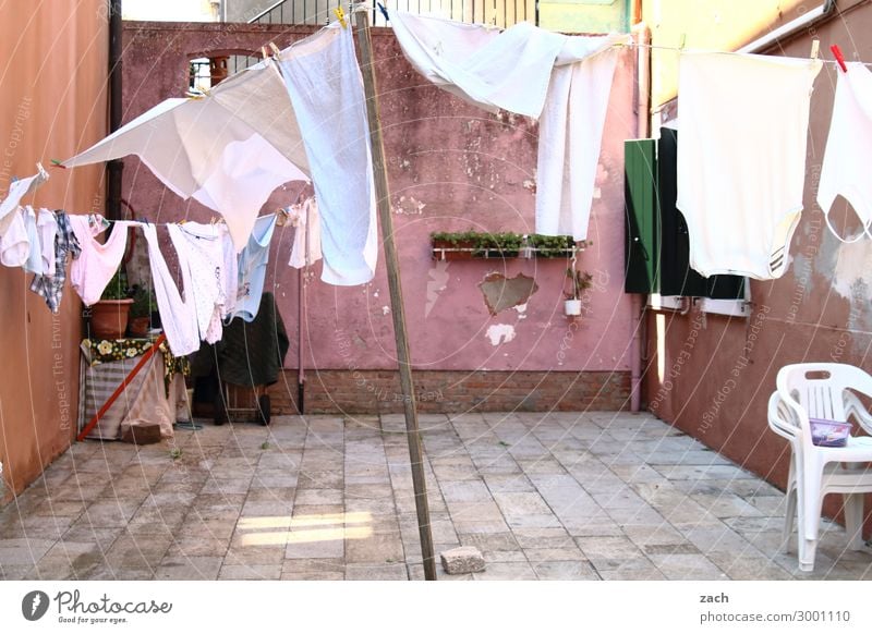 luftig | auslüften Insel Venedig Burano Italien Dorf Fischerdorf Altstadt Menschenleer Haus Platz Mauer Wand Fassade Terrasse hängen Häusliches Leben frisch