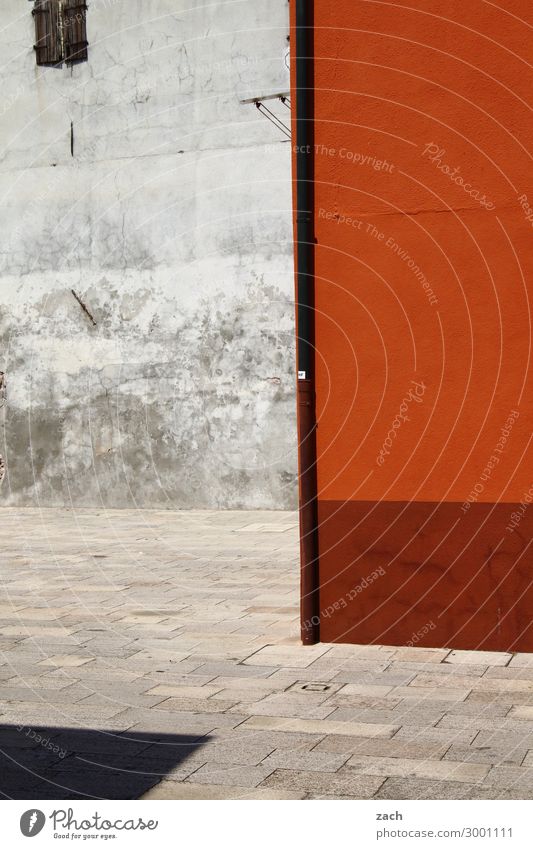 grau | Rot Häusliches Leben Haus Venedig Burano Italien Fischerdorf Altstadt Mauer Wand Fassade Fenster Holz rot Ecke Schatten Farbfoto Außenaufnahme