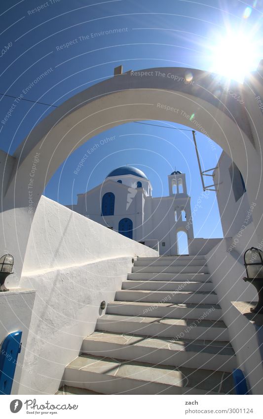 verschachtelt Himmel Wolkenloser Himmel Sonnenlicht Insel Folegandros Kykladen Griechenland Dorf Fischerdorf Altstadt Menschenleer Haus Kirche Dom Tor Treppe