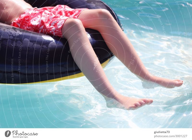 Chilling in the pool Junge Kindheit Beine Fuß 1 Mensch 8-13 Jahre Wasser Sonne Sommer Schönes Wetter Erholung Ferien & Urlaub & Reisen Freizeit & Hobby