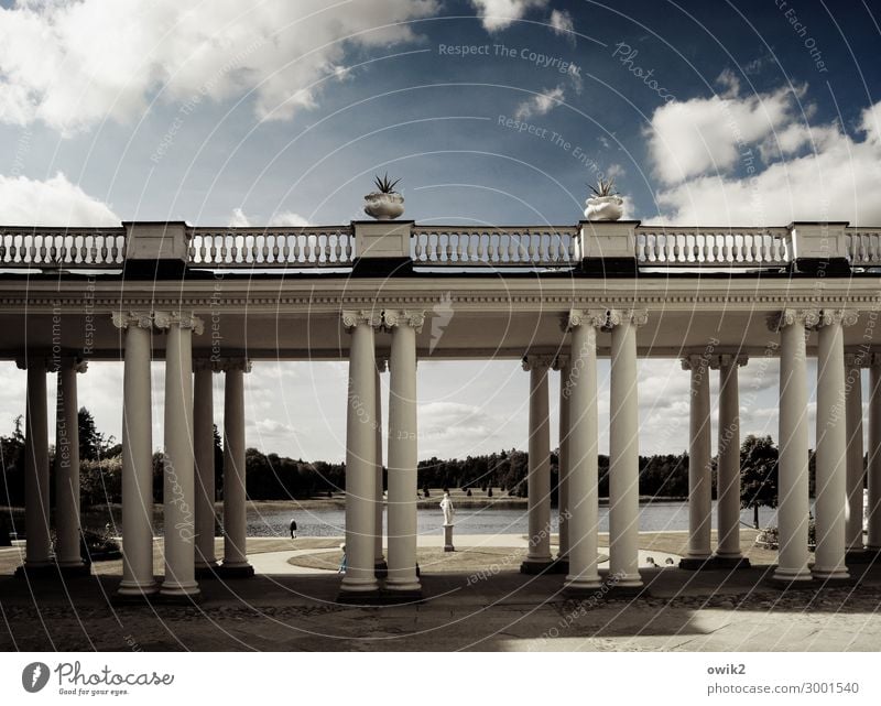 Friderizianisches Rokoko Himmel Wolken Horizont Wald Seeufer Schloss Rheinsberg Brandenburg Deutschland alt historisch Säule Geländer Barock Barockschloss