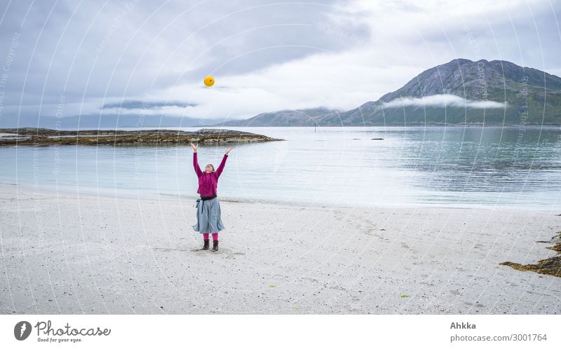 Strand. Freude. Norwegen. Wohlgefühl Erholung Meditation Ferien & Urlaub & Reisen Abenteuer Meer Insel Junge Frau Jugendliche 1 Mensch Natur fangen werfen Glück