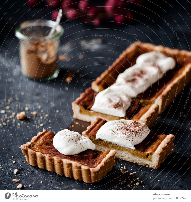 Pumpkin Pie - Kürbis Tarte tarte pie Hokkaido Herbst Sommer süß Kuchen backen Dessert Backwaren Saison Kürbiszeit Kürbisgewächse dunkel Hintergrundbild genießen