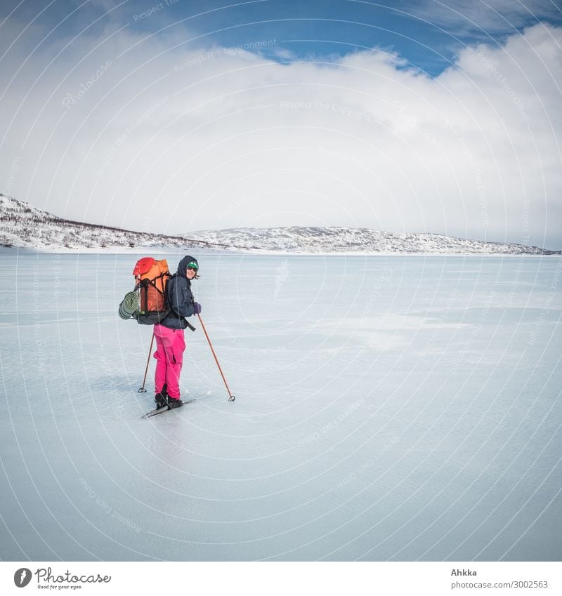 Wasserfahrt Ferien & Urlaub & Reisen Winter Wintersport Junge Frau Jugendliche Natur Urelemente Wolken Eis Frost Schnee Skandinavien Mut Leidenschaft Vertrauen