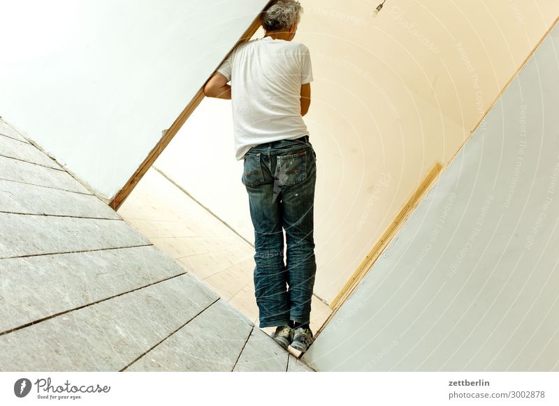 Gerade stehen Altbau Altbauwohnung Flur Holzfußboden Bodenbelag Mann Mauer Mensch Raum Innenarchitektur Renovieren Modernisierung Sanieren Textfreiraum