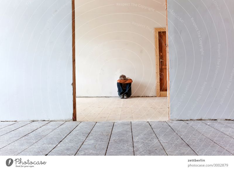 Alleine sitzen Bodenbelag Holz Holzfußboden Flur Mann Mensch Stadthaus Raum Innenarchitektur Renovieren Modernisierung Sanieren Textfreiraum Wand