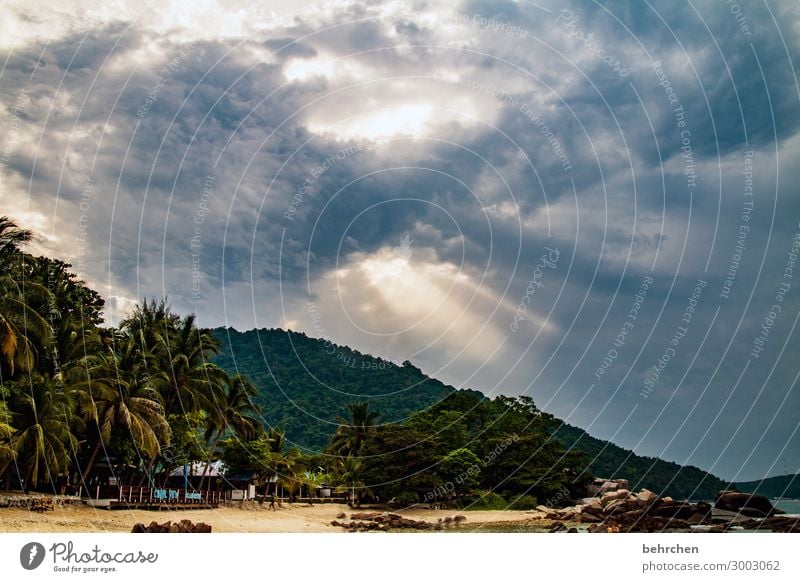 wolkenbruch Sonnenlicht Licht dunkel Fernweh Paradies Außenaufnahme Farbfoto Trauminsel dramatisch bedrohlich perhentian besar Malaysia Asien fantastisch