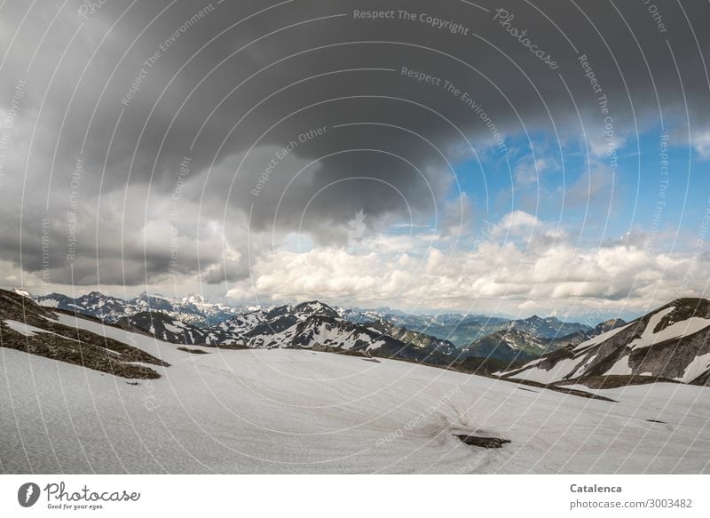 Auf dem Gletscher, Bergkette am Horizont, Wolken wandern am Himmel Natur Landschaft Urelemente Gewitterwolken Sommer Wetter Eis Frost Schnee Felsen Alpen