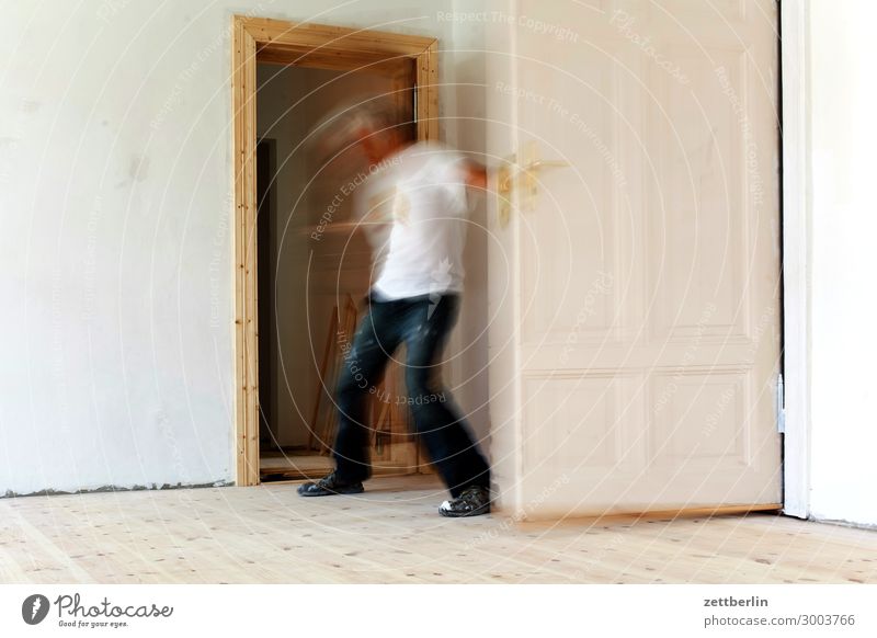 Zwischen zwei Türen Altbau Altbauwohnung Bewegungsunschärfe Flur Holzfußboden Bodenbelag Mann Mauer Mensch Raum Innenarchitektur Textfreiraum Theaterschauspiel