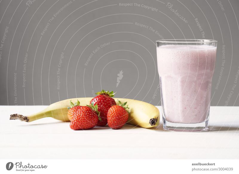 Smoothie Milchshake Erdbeer Banane Lebensmittel Frucht Ernährung Getränk Saft Lifestyle Gesundheit Gesunde Ernährung lecker rosa rot Vitamin C Snack horizontal