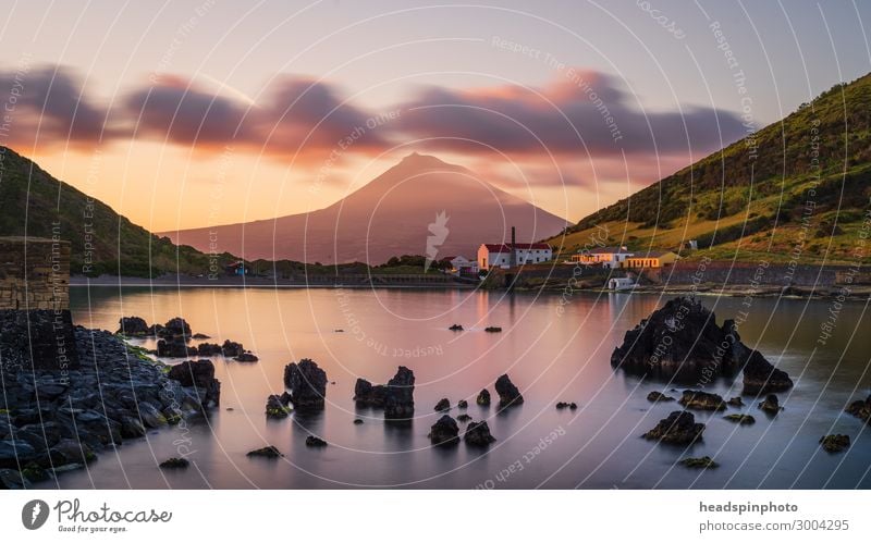 Vulkaninsel Pico mit Reflektionen, Azoren, bei Sonnenaufgang Landschaft Urelemente Wasser Wolken Berge u. Gebirge Gipfel Meer Insel Horta Portugal Dorf