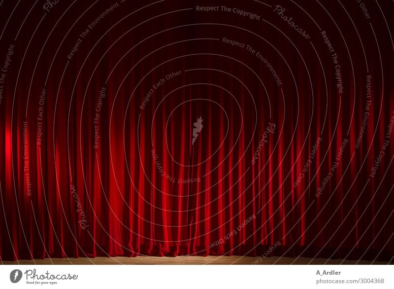 roter Vorhang im Theater Theaterschauspiel Bühne Zirkus Oper Opernhaus Kino braun schwarz Stimmung Freude Sinnesorgane Samt samtig Bühnenbeleuchtung