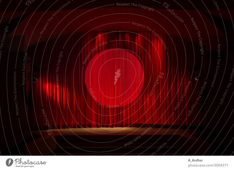 Roter Bühnenvorhang mit Scheinwerferlicht Nachtleben Entertainment Veranstaltung Autoscheinwerfer Veranstaltungsbeleuchtung Veranstaltungstechnik Kunst Künstler
