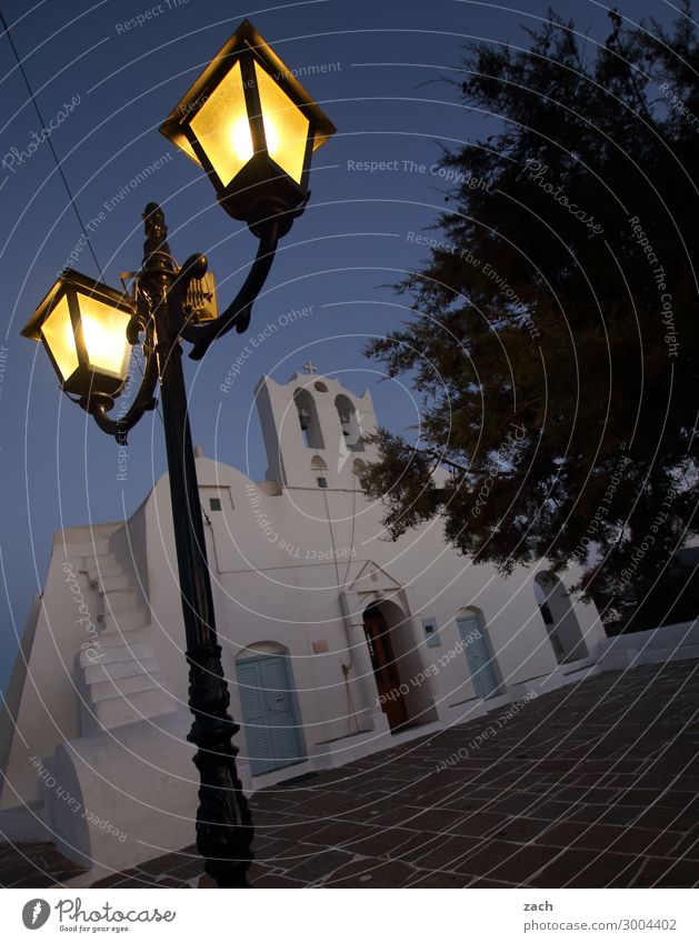 Erleuchtung Sonnenaufgang Sonnenuntergang Pflanze Baum Insel Sifnos Kykladen Griechenland Dorf Fischerdorf Altstadt Kirche Kapelle Laterne Lampe Licht blau