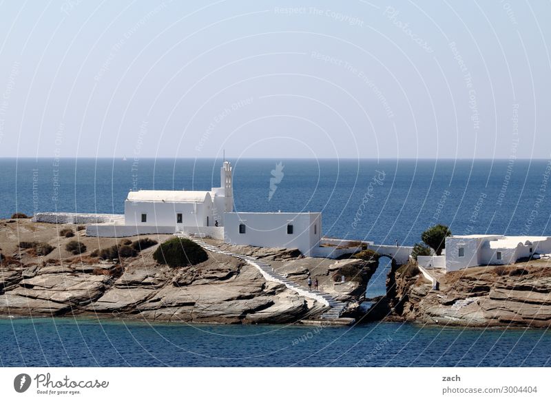 Inselbebauung Natur Himmel Baum Hügel Felsen Küste Meer Mittelmeer Ägäis Kykladen Sifnos Dorf Fischerdorf Haus Kirche Brücke blau Glaube Religion & Glaube