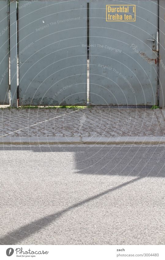 Durchfal l freiha ten Stadt Menschenleer Tor Gebäude Durchgang Parkplatz Mauer Wand Tür Straße Zeichen Schilder & Markierungen Hinweisschild Warnschild grau