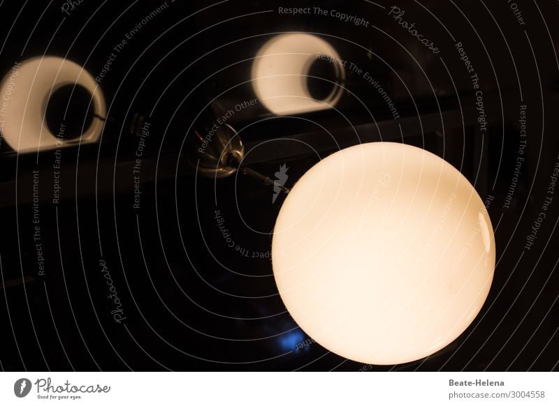 Beleuchtungskörper 1 Gesicht Häusliches Leben Wohnung Dekoration & Verzierung Lampe Raum Sammlerstück Deckenlampe Glas beobachten Kommunizieren Blick ästhetisch