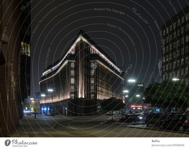 Chilehaus in Hamburg bei Nacht. Fassade Hansestadt Geschäftshaus Licht night Übersee abroad Wand wall Fenster brick Backstein Ziegel Architektur Haus Hauswand