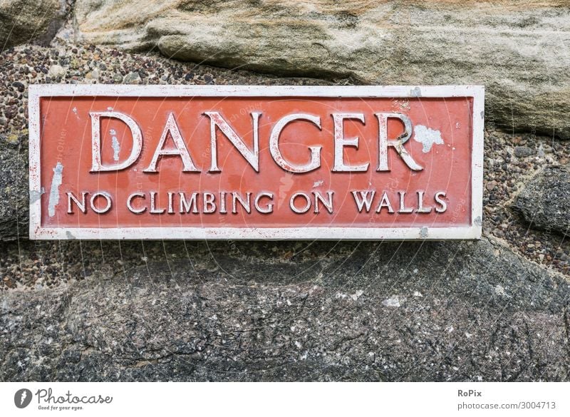 Warnschild an einer schottischen Burg. Tür Gate Schild Gitter Schottland door Gebäude Haus Holz Eisen alt antik Geschichte Eingangstür Handwerk Kunst