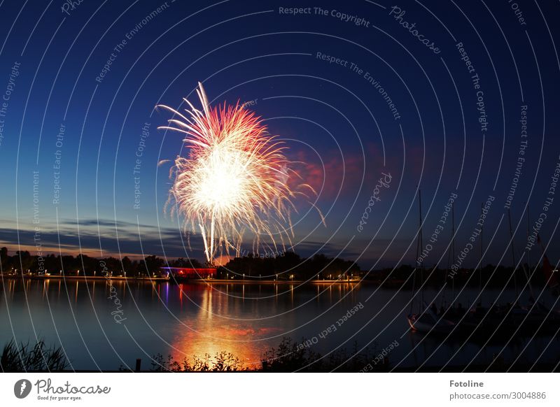 Feuerwerk Umwelt Natur Urelemente Wasser Sommer Küste Seeufer dunkel hell maritim nass natürlich Wasserfahrzeug Segelboot Himmel Wolkenschleier Farbfoto