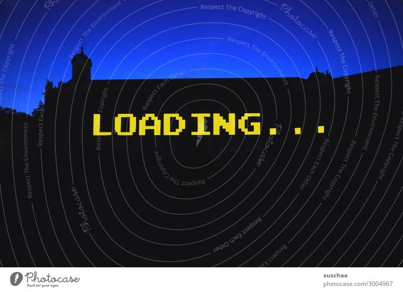 loading Wort Buchstaben warten laden Ladezeit Ladevorgang Computer digital analog Silhouette Dämmerung Abenddämmerung Gebäude einfach graphisch Kontrast